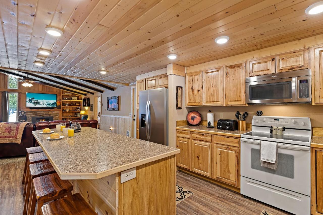 Huckleberry Hollow By Kabino Hot Tub Firepit Ps2 Satellite Grill Wifi Golf Course Island Park Exterior photo