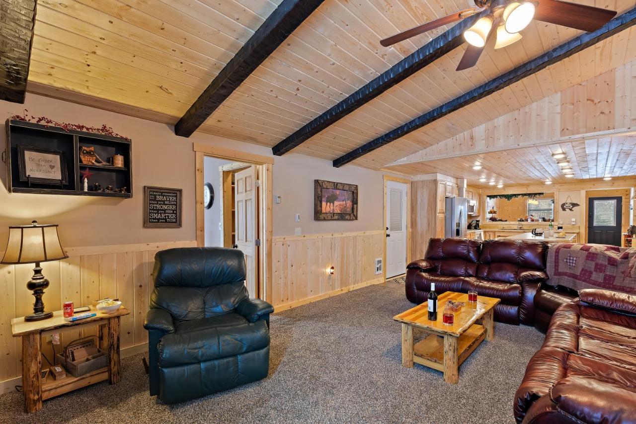 Huckleberry Hollow By Kabino Hot Tub Firepit Ps2 Satellite Grill Wifi Golf Course Island Park Exterior photo