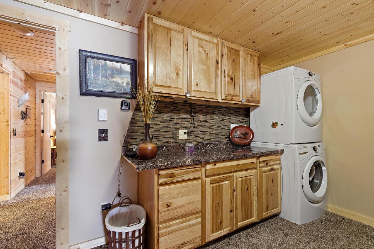 Huckleberry Hollow By Kabino Hot Tub Firepit Ps2 Satellite Grill Wifi Golf Course Island Park Exterior photo