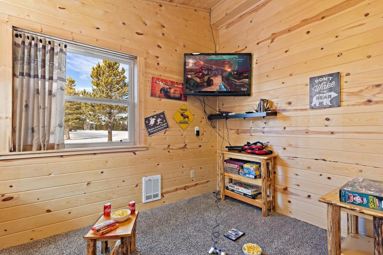 Huckleberry Hollow By Kabino Hot Tub Firepit Ps2 Satellite Grill Wifi Golf Course Island Park Exterior photo